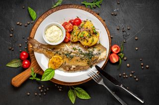 Камбала під соусом міньєр з картоплею