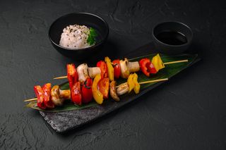 Yakitori cu legume, orez și sos