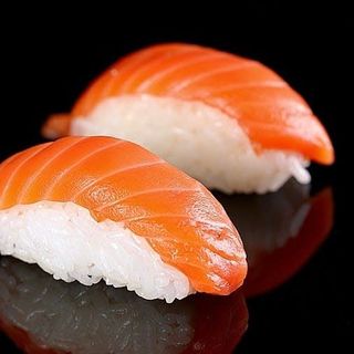 12. Sushi De Salmón (2 Pzs.)