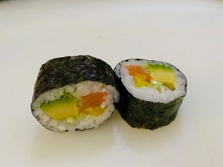 19  Futomaki de Salmò, Alvocat, cogombre (10 Pzs.)