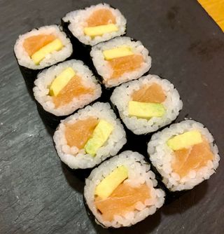 96. Maki Salmón con Aguacate (8 piezas)