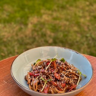 Гостра тайська локшина з телятиною та овочами