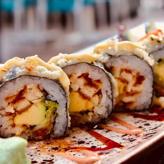 Futomaki tempura pollo y aguacate (6Pzs)