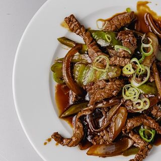 Pollo en salsa de cebolla y pimientos verdes 