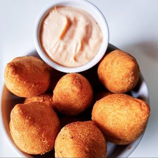 Porção de Coxinhas e Bolinhas de Queijo