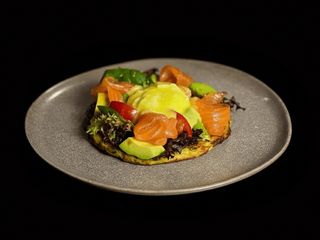 Великий оладок з яйцем пашот та лососем (395g)