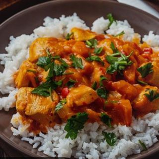 Pui cu legume picant pe pat de orez  650 g 