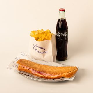 Menú Bocadillo Jamon York La Selva con Queso, Patatas Artesanales y Refresco