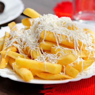 Домашни пържени картофи със сирене (250г)