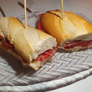 Bocadillo De Jamón Con Tomate