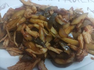 4. Салата от мариновани краставички и пилешко филе топла (300гр)