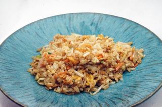 Riso saltato con gamberi e salsa di soia