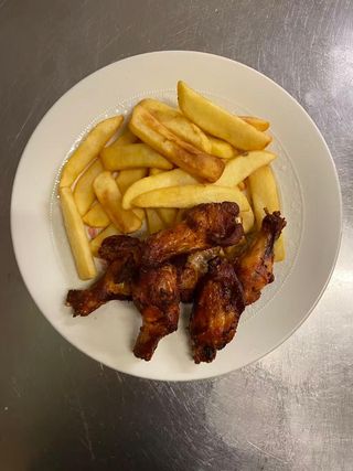 Pollo fritto con patatine fritte