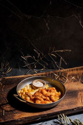 Creveți pane cu sos chilli-mayo și cartofi pai