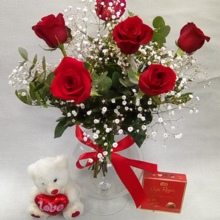 6  Rosas rojas en caja con peluche y bombones