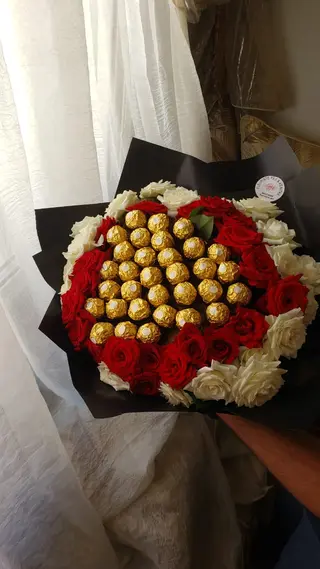 30 Fleurs Rouges Et Blanc + Boite Ferrero De 32