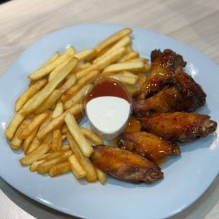 Meniu Aripioare cu cartofi pai