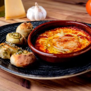 Provolone cheese with tomato sauce  / Provolone Con Tomate