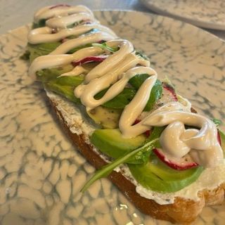 Tosta de mayonesa de soja, queso ricotta, aguacate, rábanos y rúcula