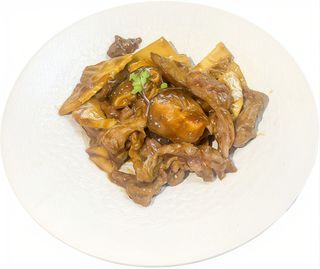 96 Ternera con bambú y setas