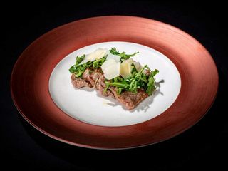 Tagliata di manzo con rucola e grana