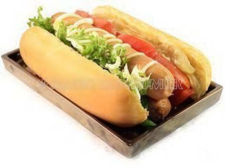 18. Bocadillo De Salchicha, Bacón, Queso Con Cebolla Caramelizada