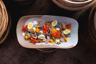 З яловичим язиком, печеним перцем, гливами та перепилиними яйцями під часниковою заправкою (240 г)