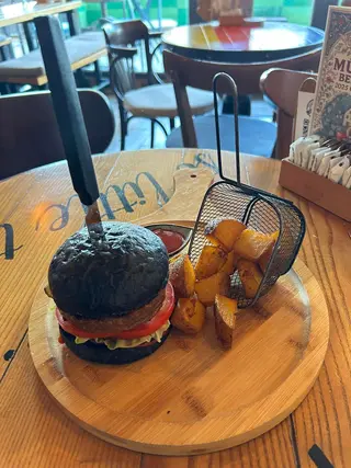Veggie burger u crnoj lepinji