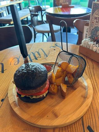 Veggie burger u crnoj lepinji