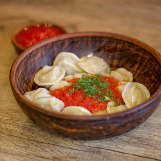 Пельмені з курки та соусом з домашньої аджики (220г/15шт)