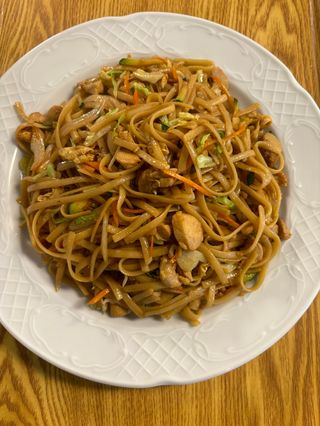 Tallarines frito con pollo