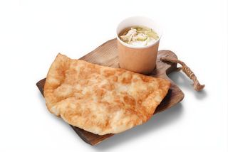 Чебурек зі свининою та бульйон