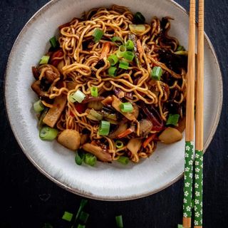 Шанхай Нудли със зеленчуци + бонус кока кола