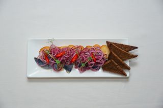 Оселедець з цибулькою та грінками