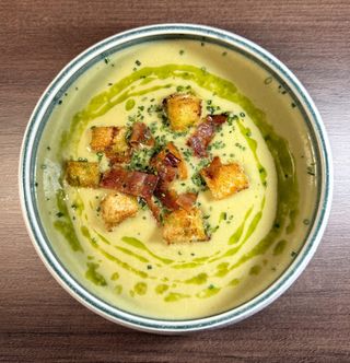 Supa crema de praz si cartofi cu pancetta