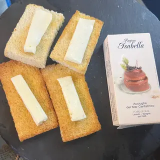 Crostini con burro salata e alici del Mar Cantabrico