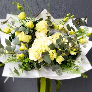 Buchet alb cu hortensia, trandafiri, lisianthus