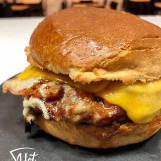 Menú. Bourbon burger + patatas + bebida