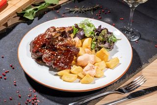 Coaste de vitel BBQ cu patatas bravas