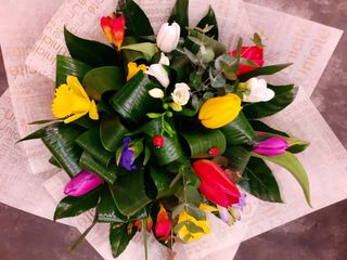 Buchet primavara 8 Martie M mix de flori 15 fire