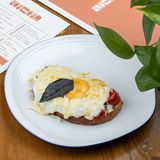 ტაფამწვარი სულგუნით და ჩერი პომიდვრით