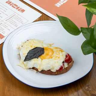 ტაფამწვარი სულგუნით და ჩერი პომიდვრით