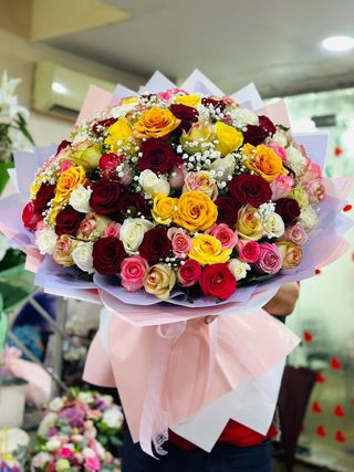 ფერადი ვარდის თაიგული