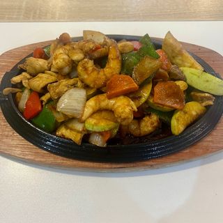 Verduras salteadas con Pollo, Solomillo, Gambas y almendras