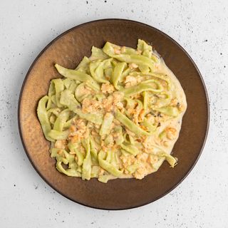 Zeleni rezanci s plodovima mora u vrhnju i vinu