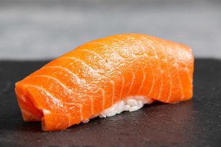 Нігірі з копченим лососем