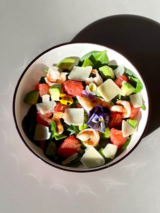 Салат з креветками, грейпфрутом і авокадо