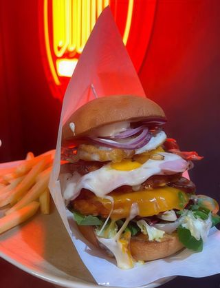 2 hamburguesa ragnar con patatas fritas (150gr.)