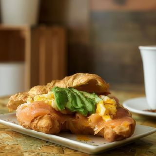 Croissant De Huevo Con Aguacate Y Salmón