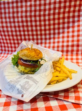 Cheeseburger z frytkami